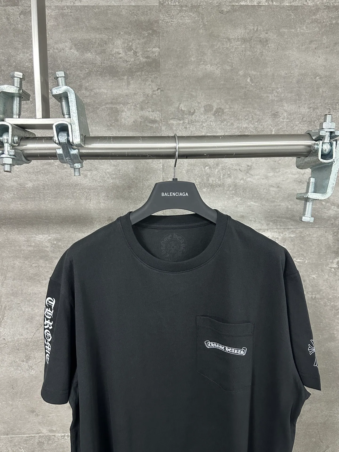 🅿️250 🔥 CH Crow Heart Classic pocket logo with shadow cross print on the back, casual loose short-sleeved T-shirt, same style for men and women, black color, code size S M L, full size available from stock. Process description: Made of 26 single yarns, 200 grams of 100% cotton fabric, ribbed and custom-dyed, printed with imported glue, every wiring detail is strictly in accordance with YB to restore ZG quality